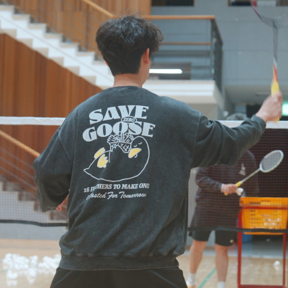 Vintage Black Oversized Sweatshirt with Goose Illustration