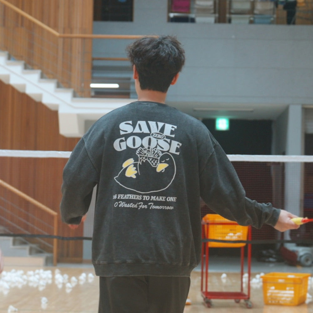 Vintage Black Oversized Sweatshirt with Goose Illustration